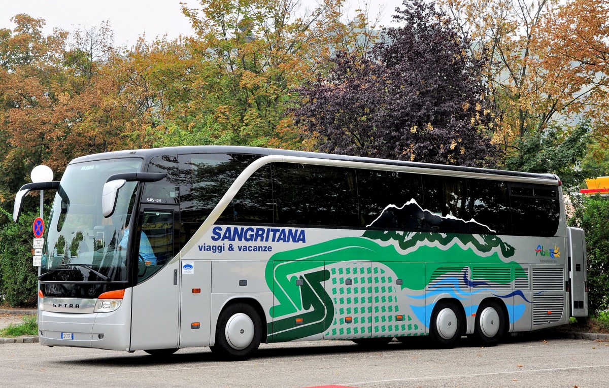 SETRA 415 HDH aus Italien im August 2013 in Krems gesehen.