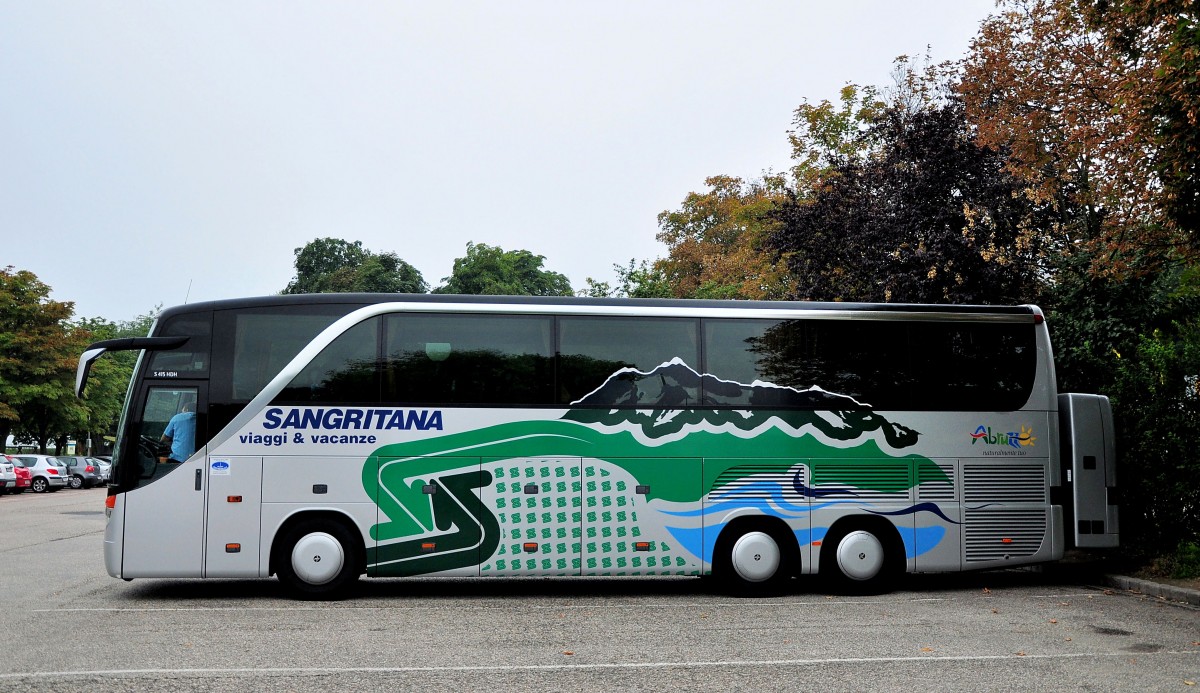 SETRA 415 HDH aus Italien im August 2013 in Krems gesehen.