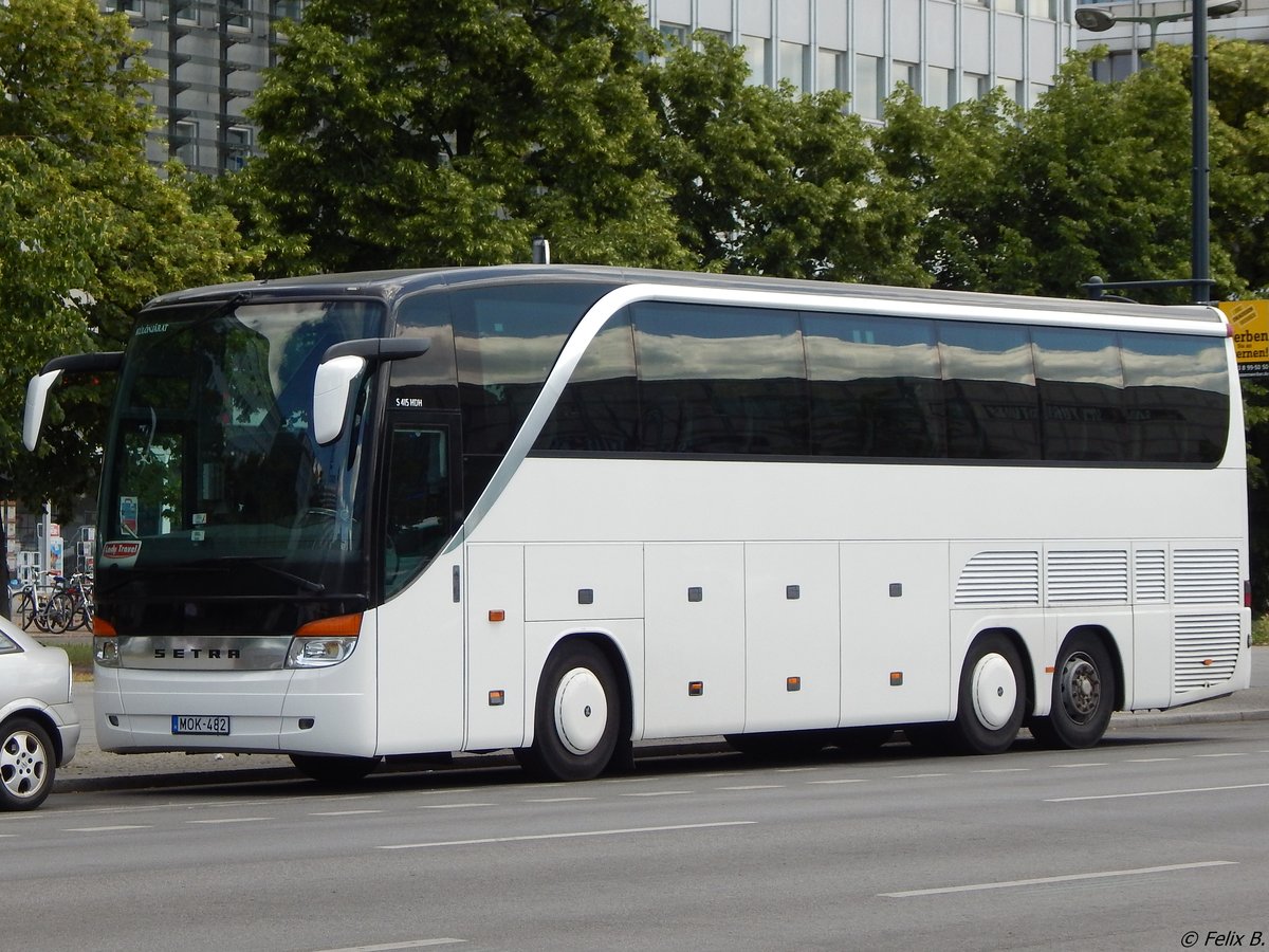 Setra 415 HDH aus Ungarn in Berlin.