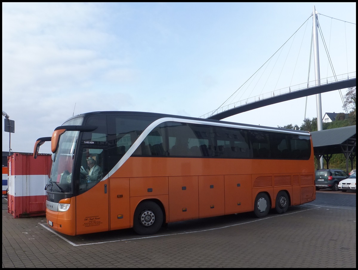 Setra 415 HDH von Elb-Saale Tourist aus Deutschland im Stadthafen Sassnitz.