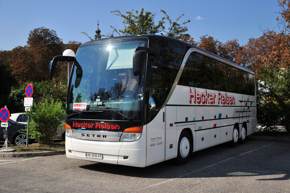 Setra 415 HDH von Hecker Reisen.de,Kennzeichen UA,in Krems.