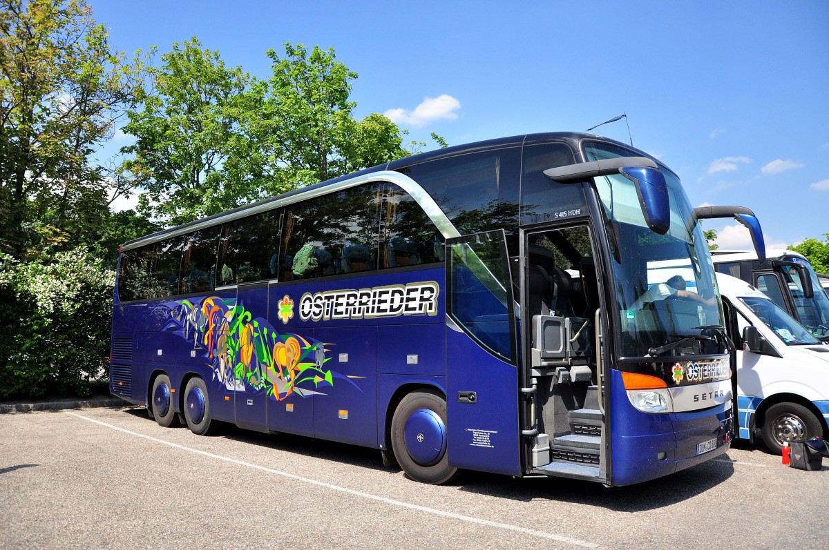 Setra 415 HDH von Osterrieder aus der BRD im Juni 2015 in Krems.