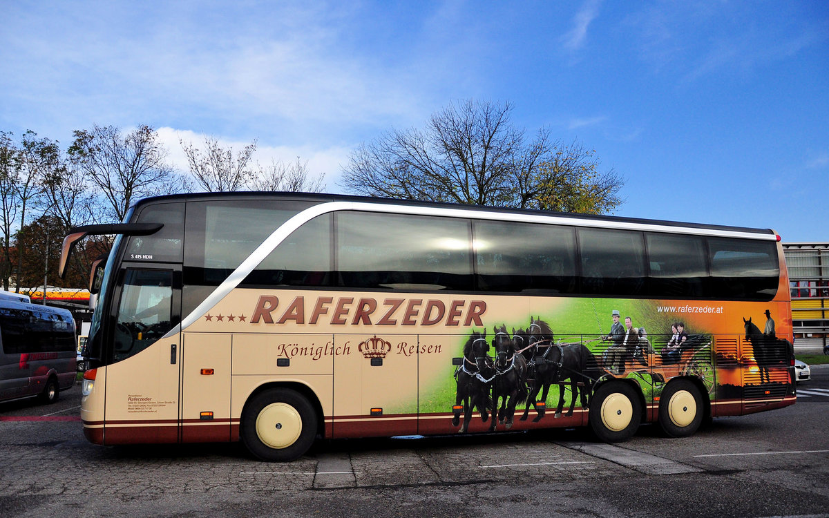 Setra 415 HDH von Raferzeder Reisen aus sterreich in Krems gesehen.