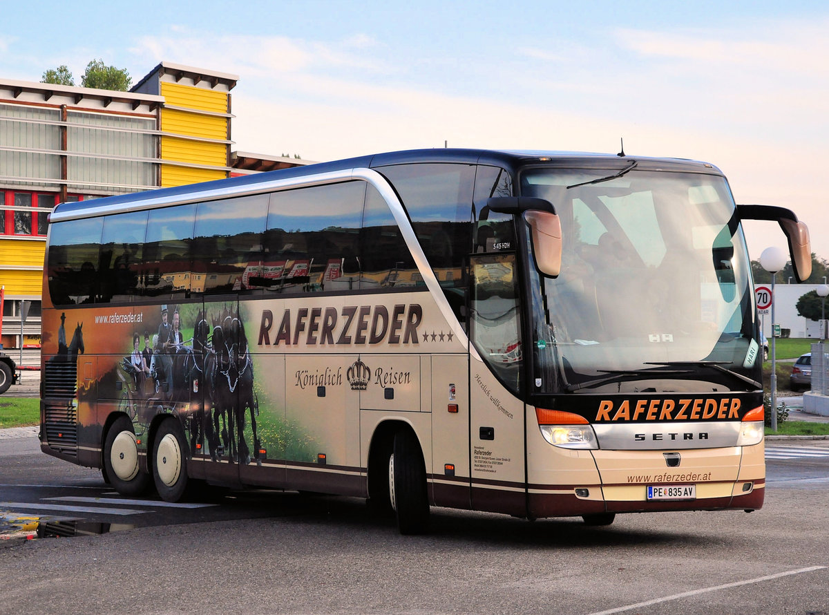 Setra 415 HDH von Raferzeder Reisen aus sterreich in Krems gesehen.