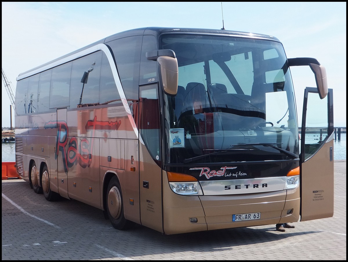 Setra 415 HDH von Rast aus Deutschland im Stadthafen Sassnitz.