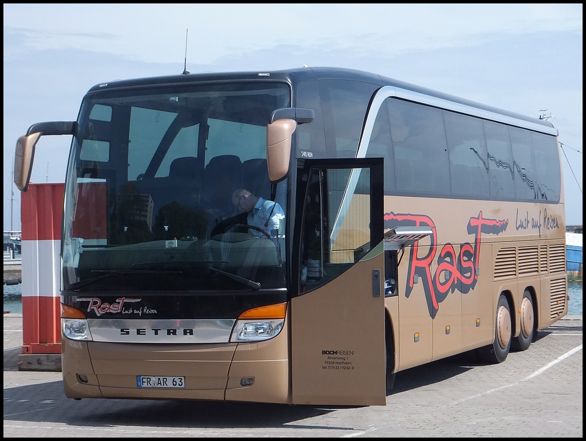 Setra 415 HDH von Rast aus Deutschland im Stadthafen Sassnitz.