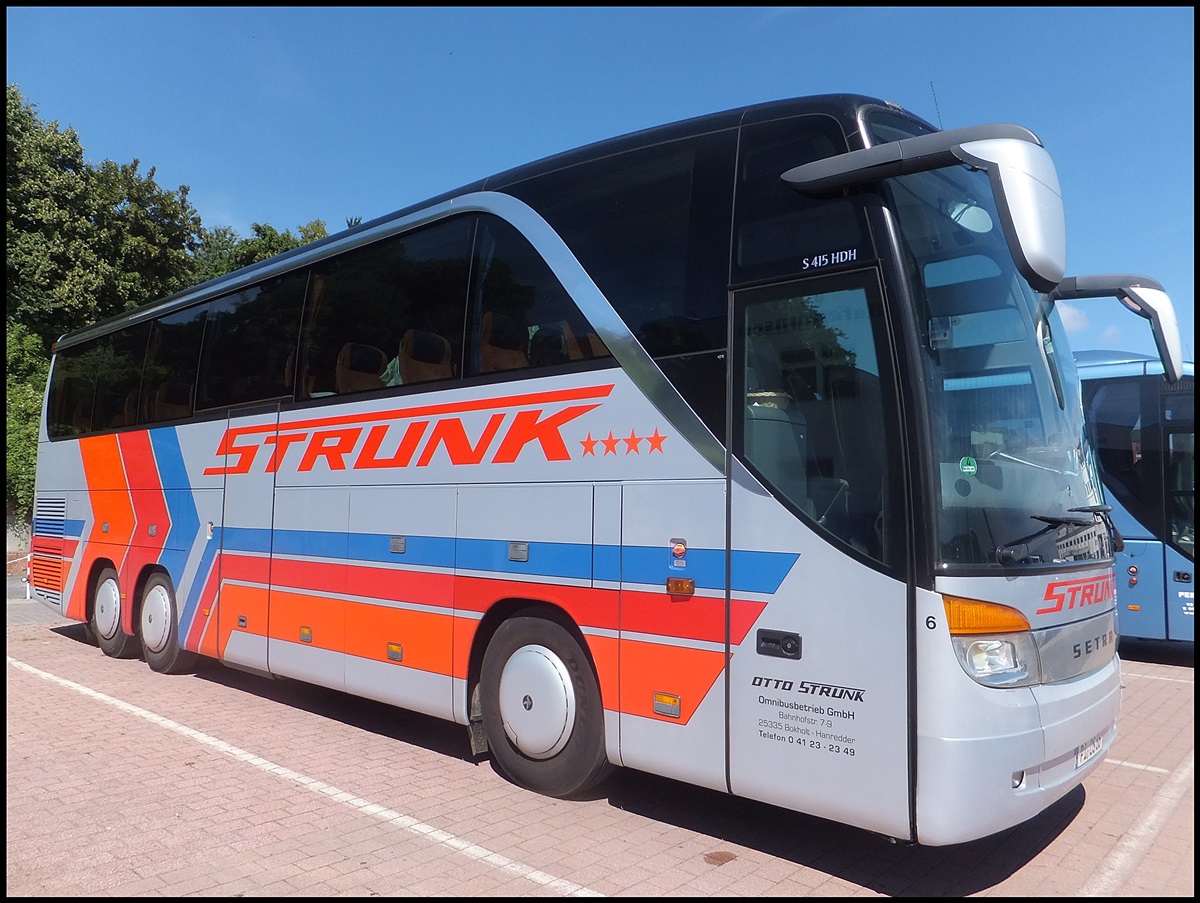 Setra 415 HDH von Strunk aus Deutschland im Stadthafen Sassnitz. 