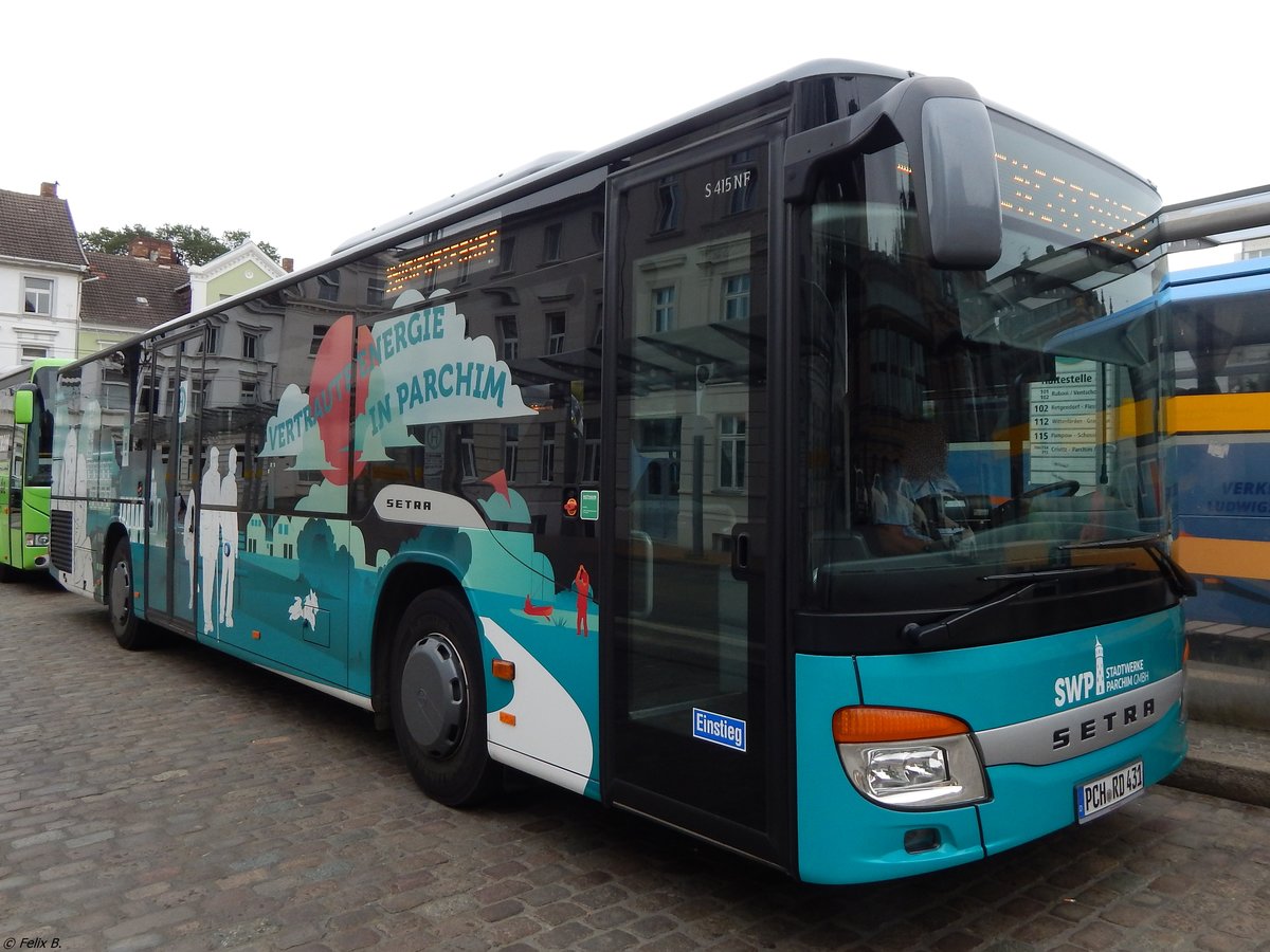 Setra 415 NF der Verkehrsgesellschaft Ludwigslust-Parchim mbH in Schwerin.