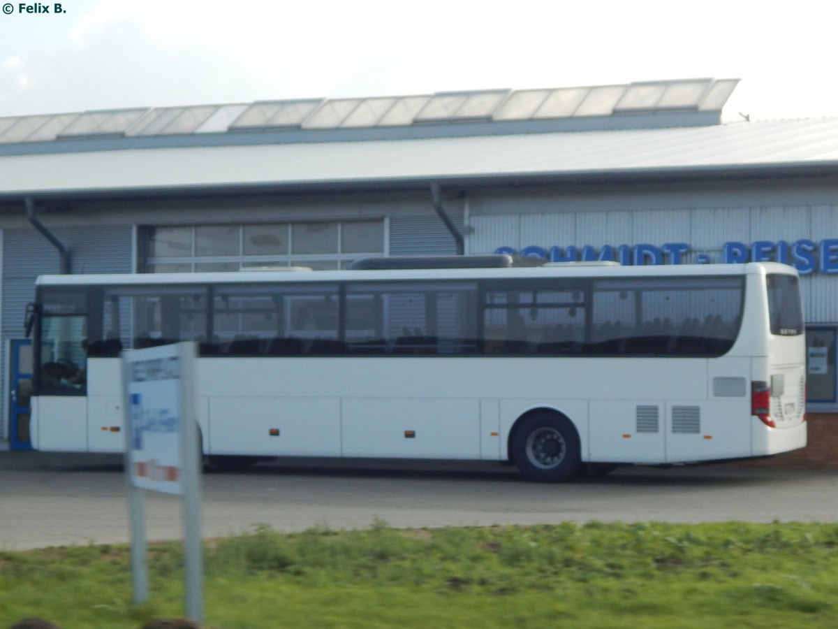 Setra 415 UL Business (vmtl. Vorfhrwagen) bei Schmidt-Reisen aus Deutschland in Dagebl. (Sorry, nur aus dem Autofenster bekommen)