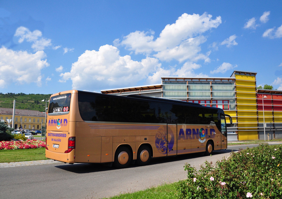 Setra 416 GT-HD von ARNOLD Reisen aus der BRD in Krems unterwegs.