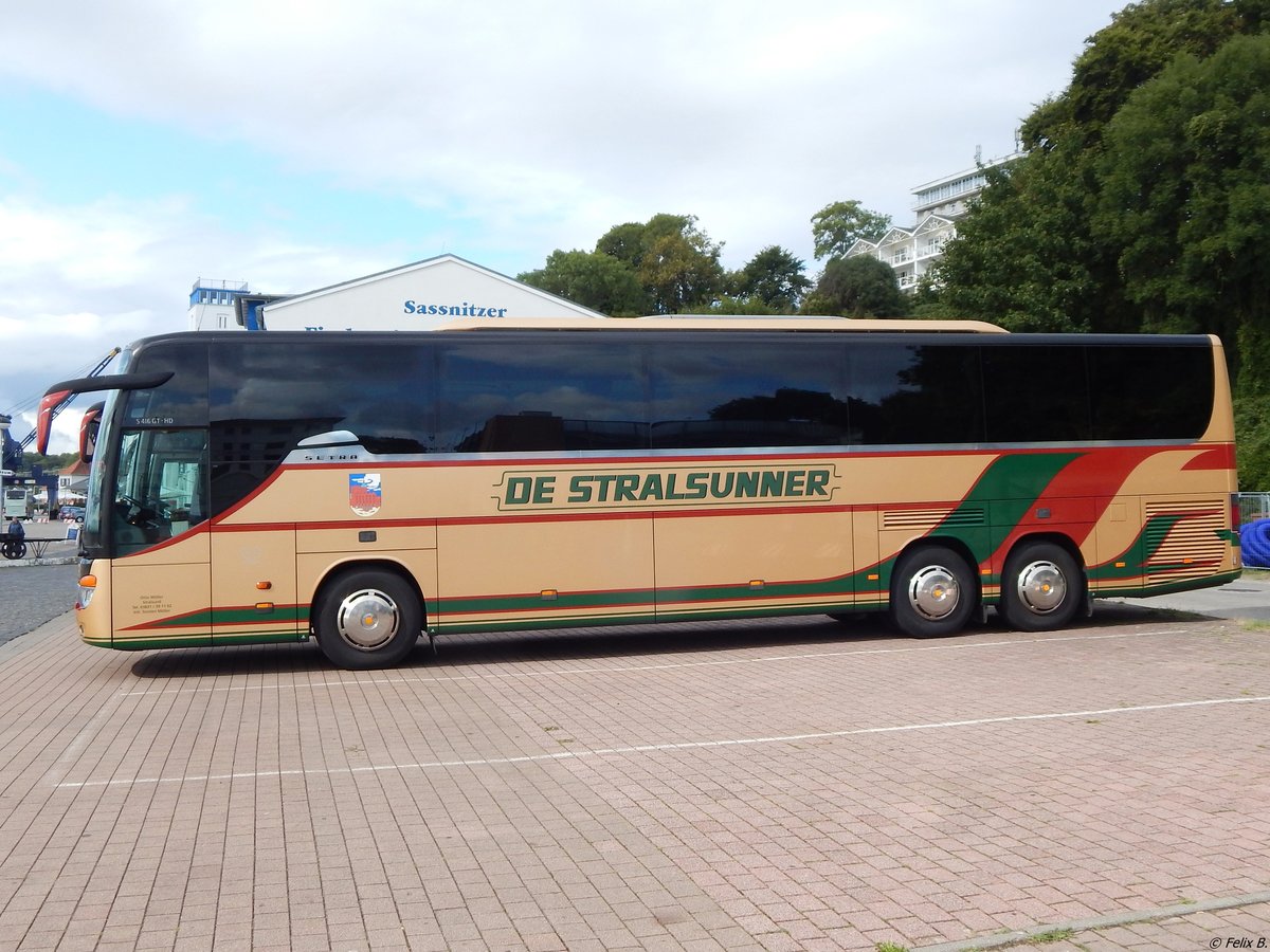 Setra 416 GT-HD von De Stralsunner aus Deutschland im Stadthafen Sassnitz.