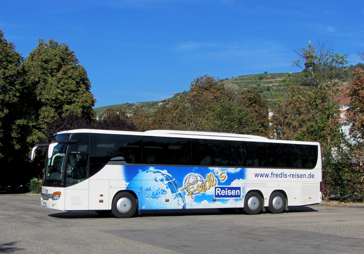 Setra 416 GT-HD von Fredl`s Reisen aus der BRD in Krems gesehen.