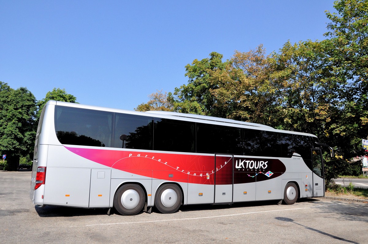 SETRA 416 GT-HD von LK-Tours/Frankreich am 20.7.2013 in Krems gesehen.