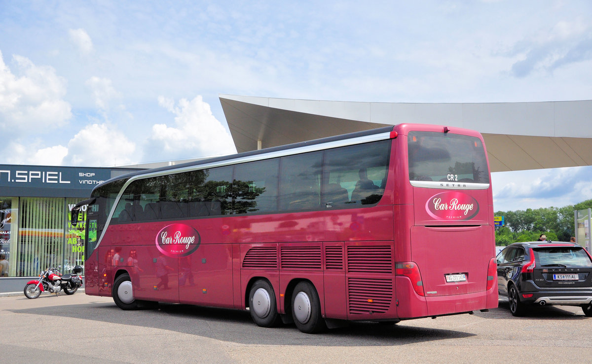 Setra 416 HDH von CAR ROUGE aus der CH in Krems gesehen.