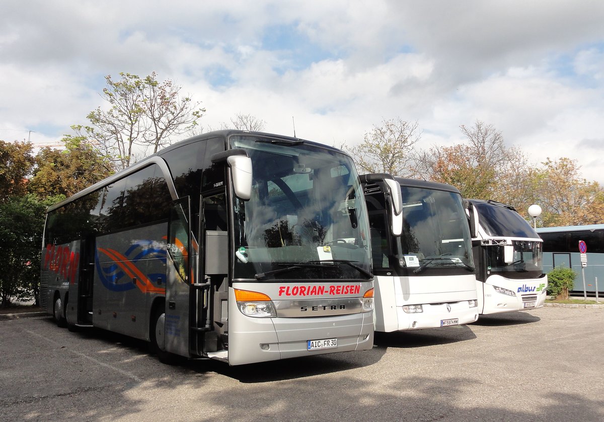 Setra 416 HDH von Florian Reisen aus der BRD dann re. ein Renault Iliade und ein Neoplan Cityliner,in Krems gesehen.