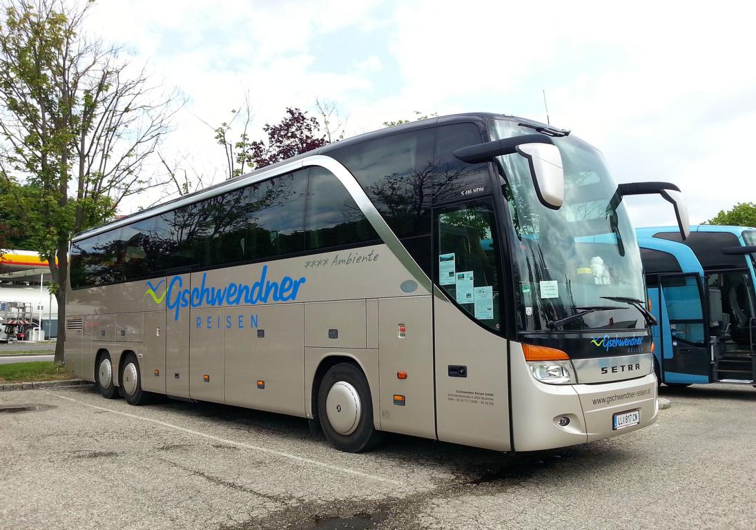 Setra 416 HDH mit  ppiger Sonderausstattung  vom Reisebusunternehmer GSCHWEDNER aus Obersterreich in Krems.