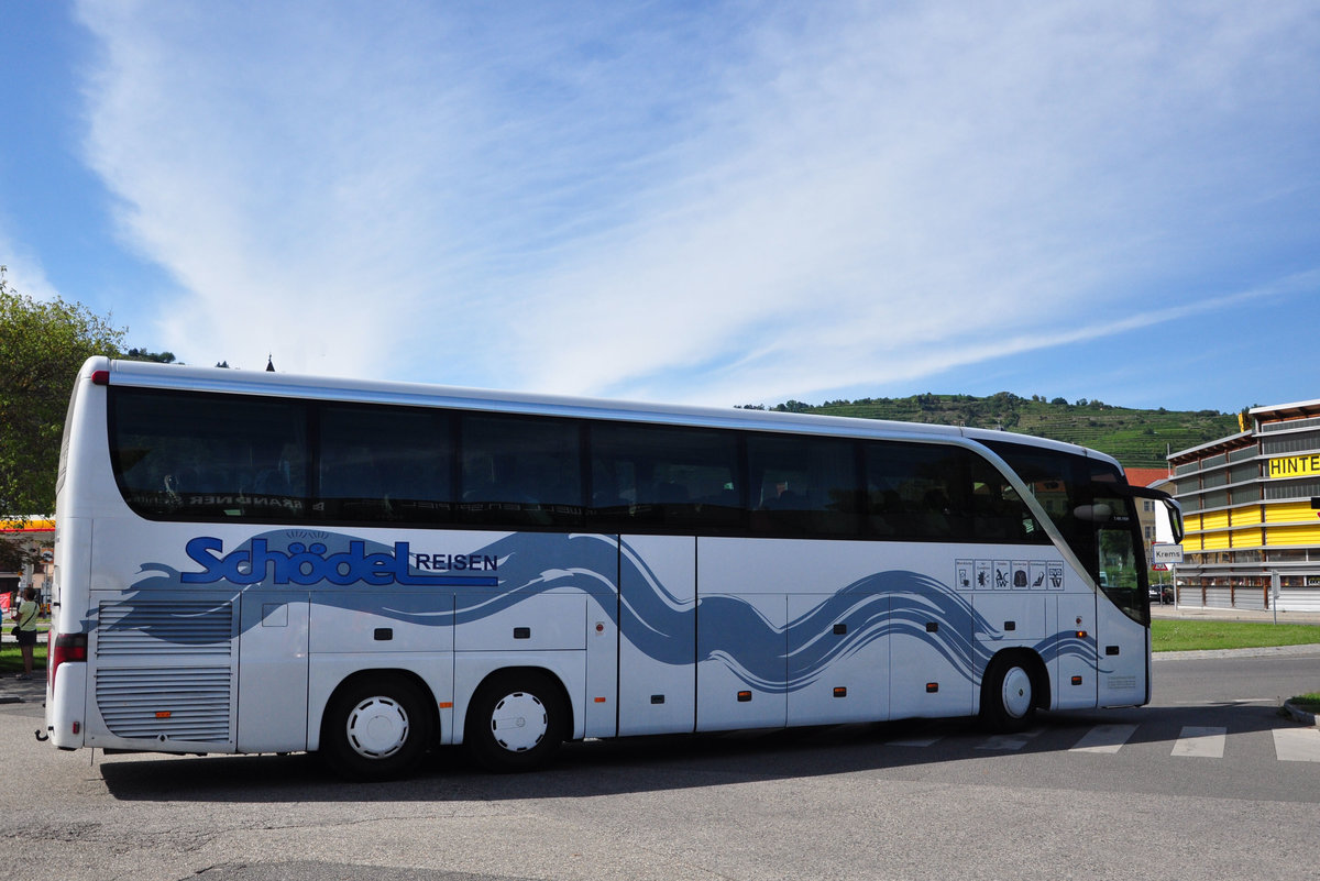 Setra 416 HDH von Schdel Reisen aus der BRD in Krems gesehen.