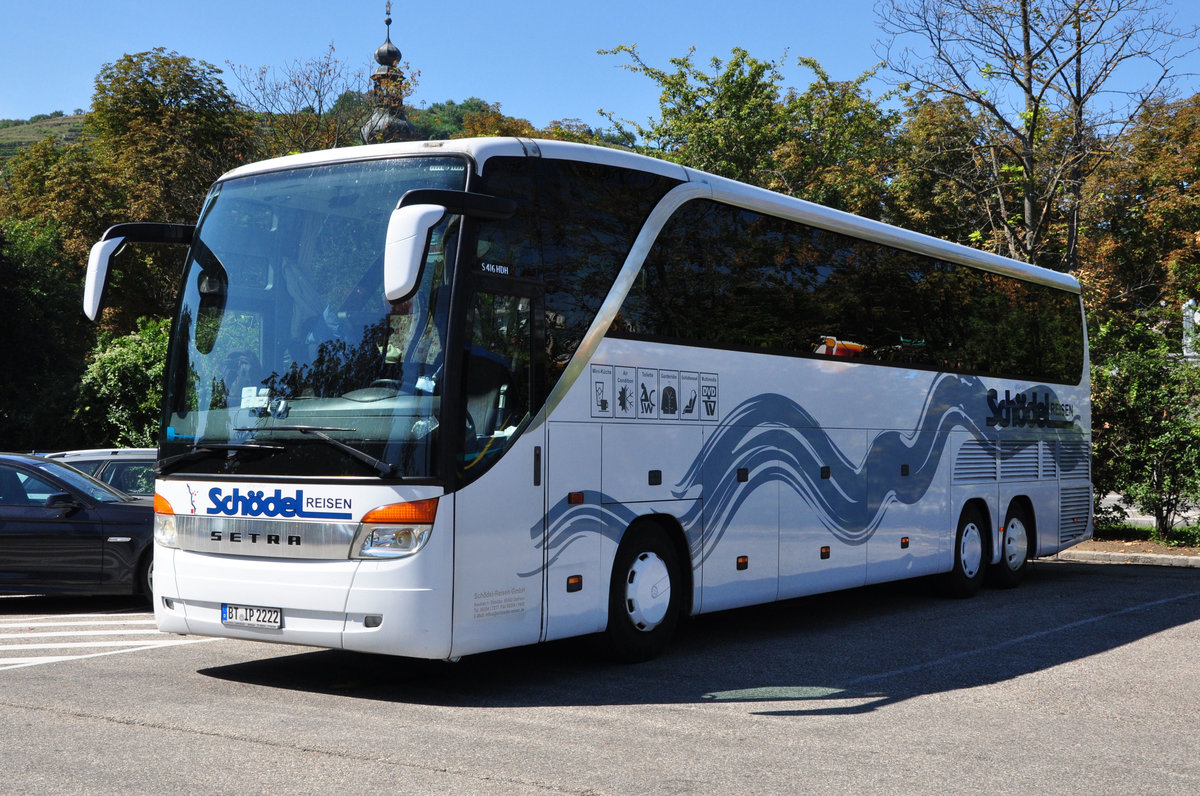 Setra 416 HDH von Schdel Reisen aus der BRD in Krems gesehen.