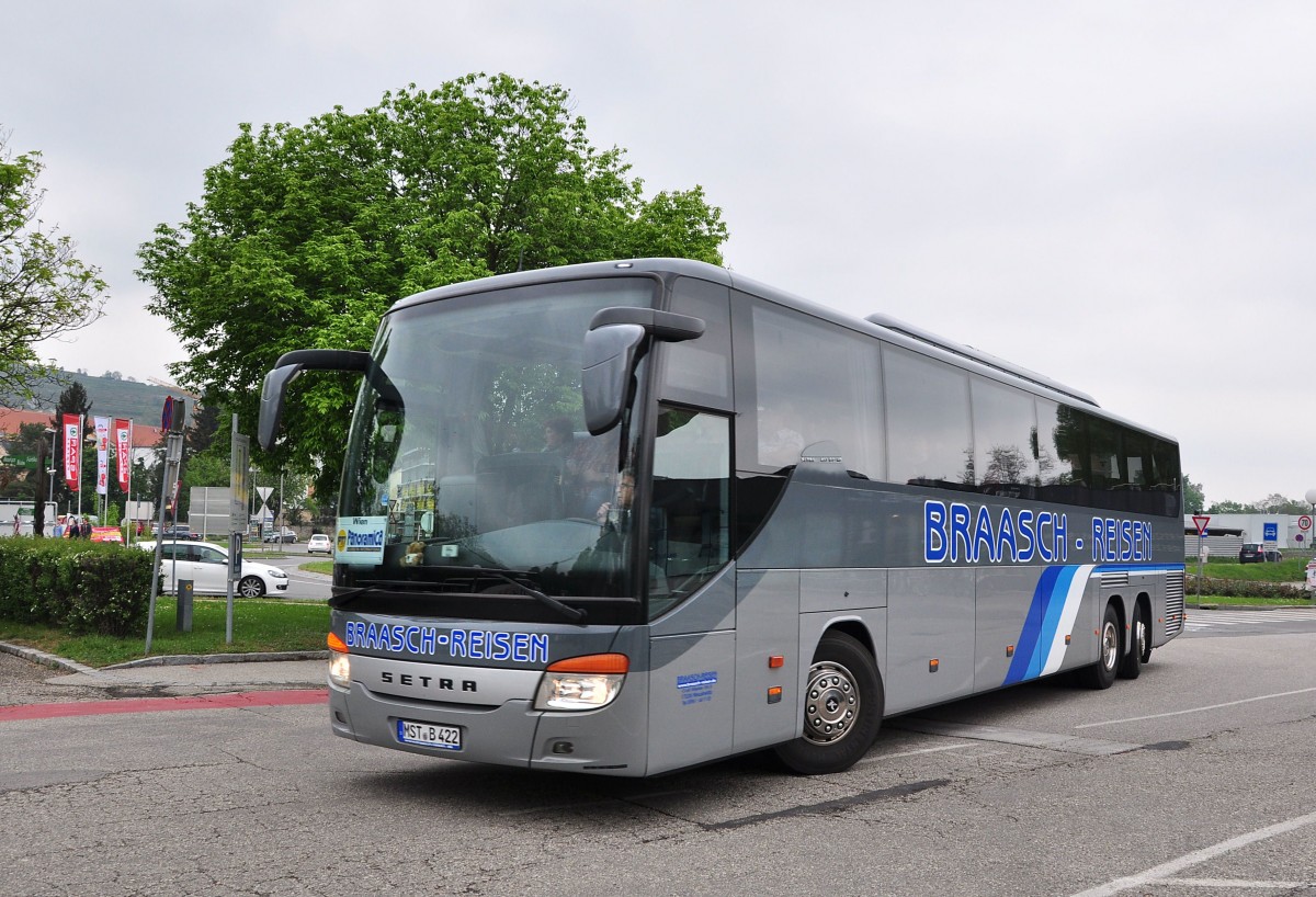 Setra 417 GT-HD von Braasch Reisen aus der BRD am 3.5.2015 in Krems.