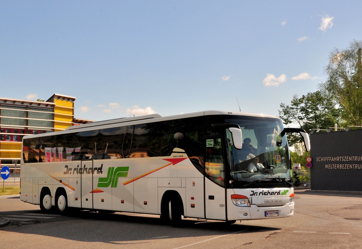 Setra 417 GT-HD von Dr. Richard aus Wien am 8.5.2014 in Krems unterwegs.