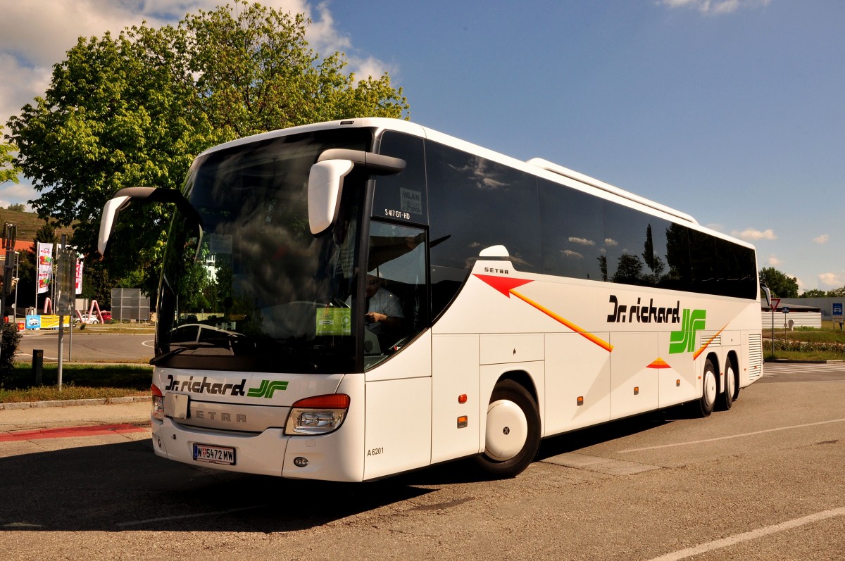 Setra 417 GT-HD von Dr. Richard aus Wien am 8.5.2014 in Krems unterwegs.