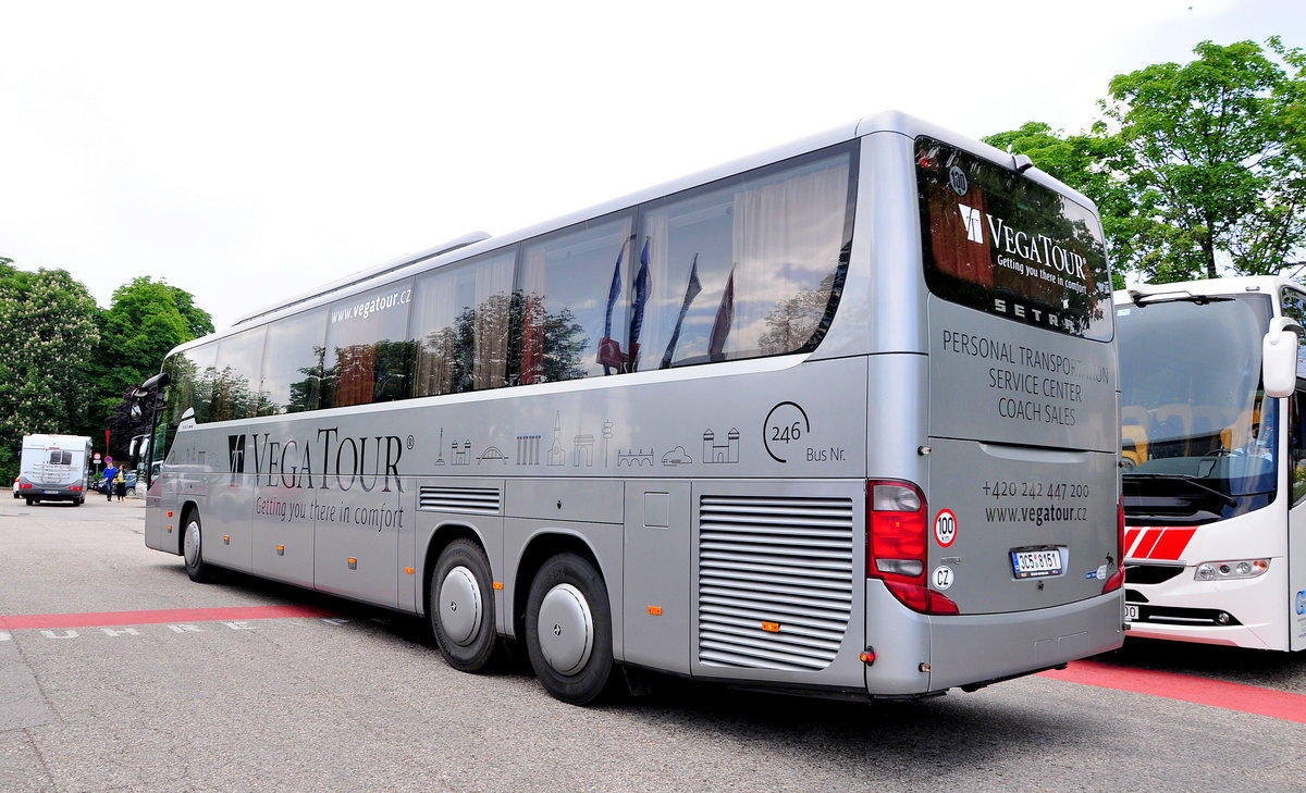 Setra 417 GT-HD von Vega Tour aus der CZ in Krems gesehen.