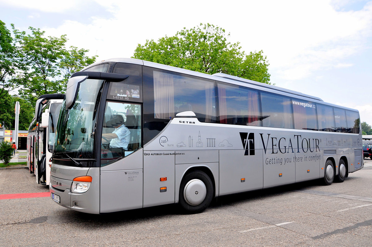 Setra 417 GT-HD von Vega Tour aus der CZ in Krems gesehen.