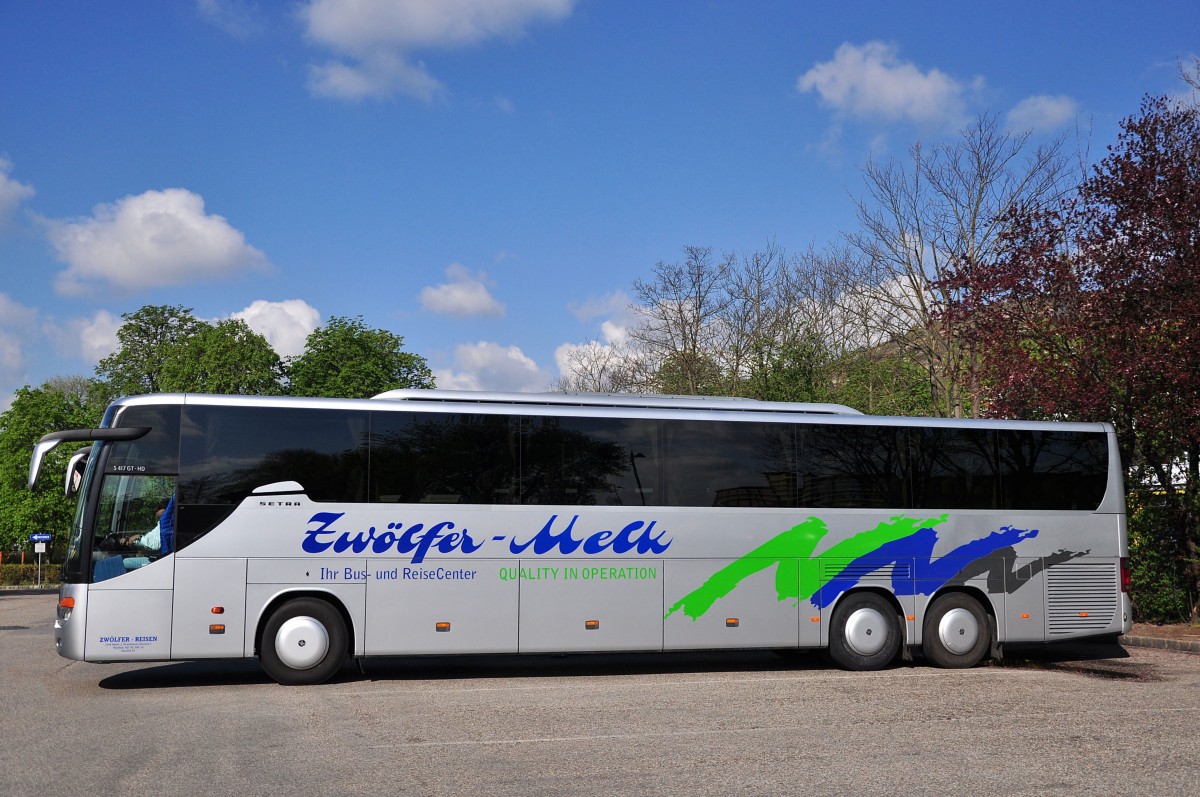 Setra 417 GT-HD von Zwlfer Reisen aus sterreich am 18.4.2015 in Krems.