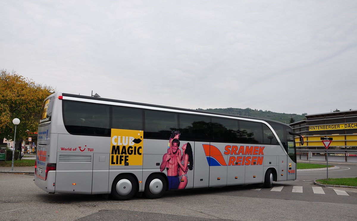 Setra 417 HDH von Sramek Reisen aus Wien in Krems gesehen.