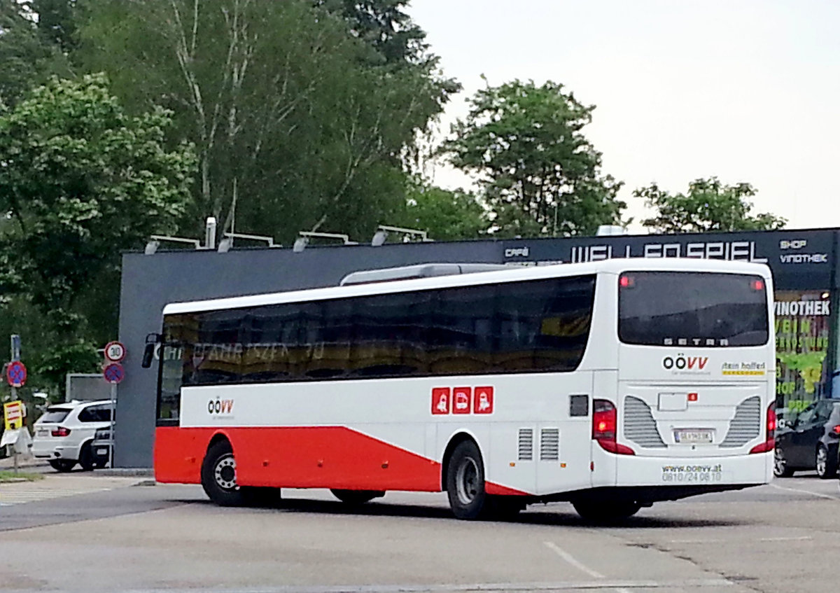 Setra 417 UL Business von Stern Hafferl Verkehr OVV (Obersterreichischer Verkehrsverbund) in Krems gesehen.