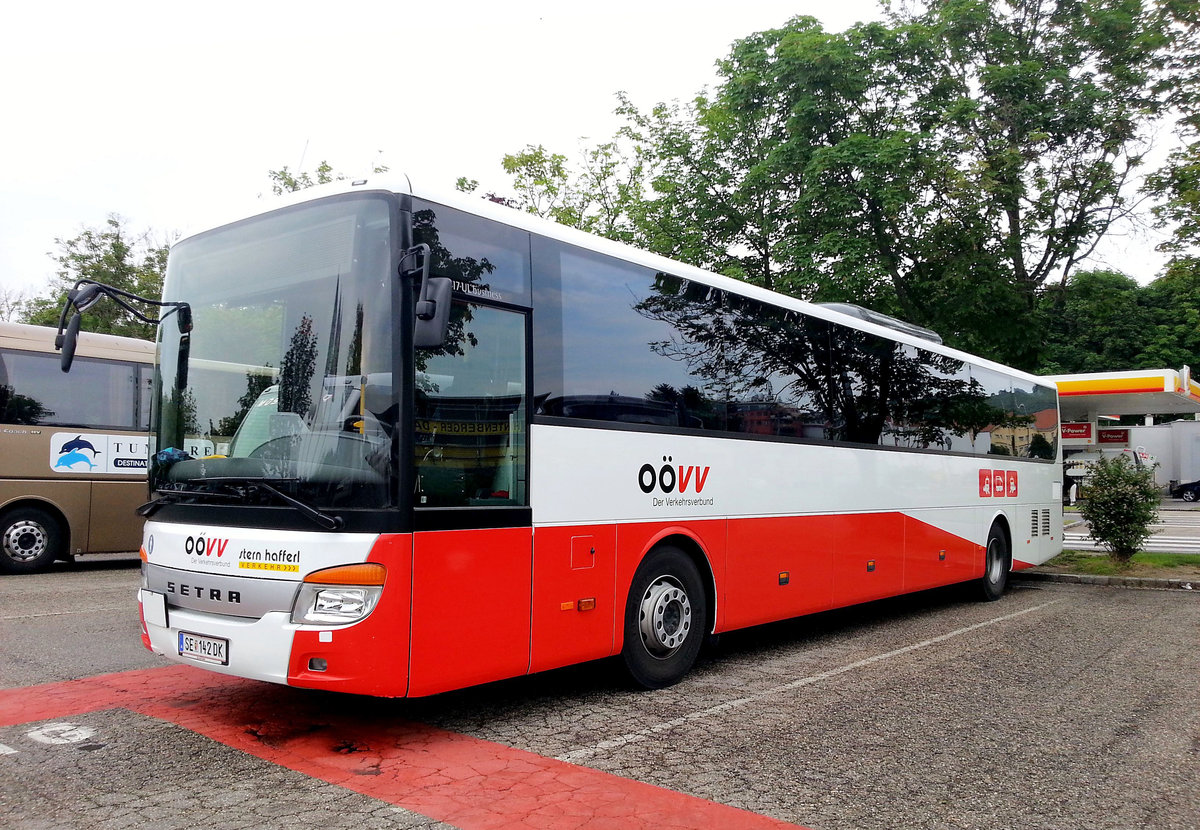 Setra 417 UL Business von Stern Hafferl Verkehr OVV (Obersterreichischer Verkehrsverbund) in Krems gesehen.