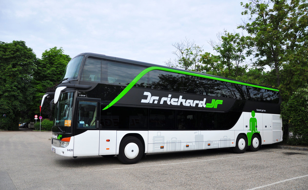 Setra 431 DT von Dr. Richard Reisen aus Wien in Krems gesehen.