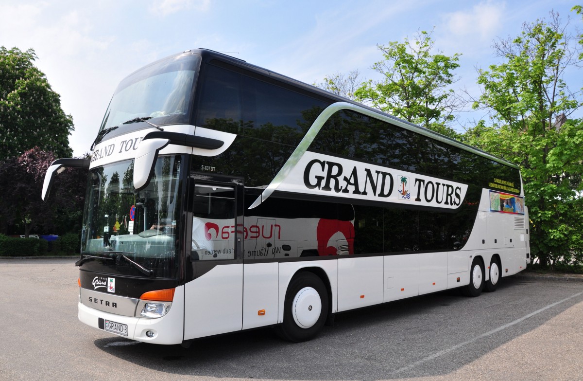 Setra 431 DT von Grand Tours aus Ungarn am 13.5.2015 in Krems.