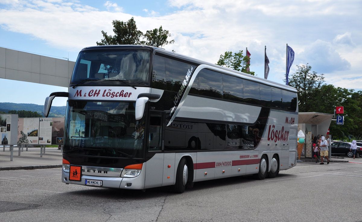 Setra 431 DT von Lscher Reisen aus Niedersterreich in Krems gesehen.