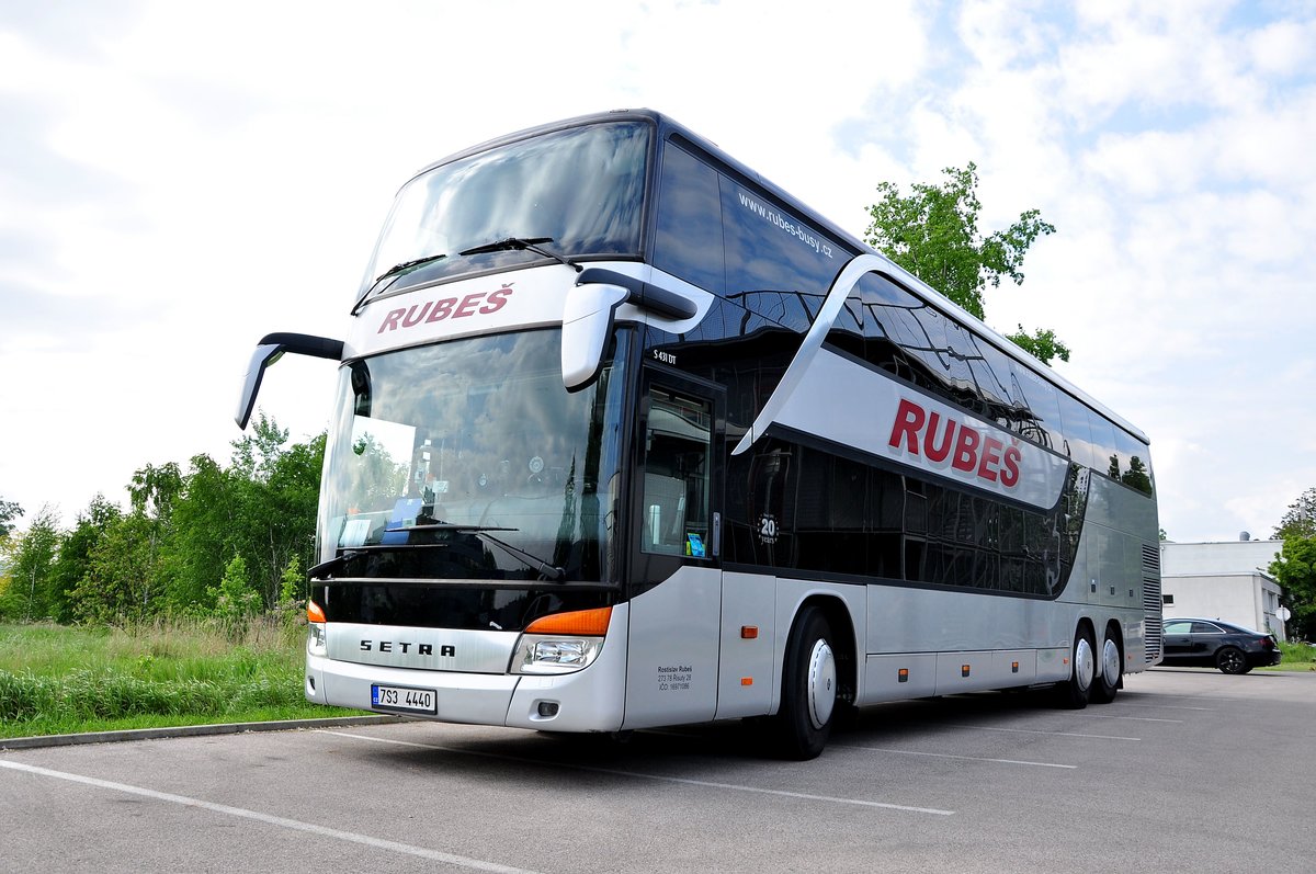 Setra 431 DT von Rubes aus der CZ in Krems gesehen.