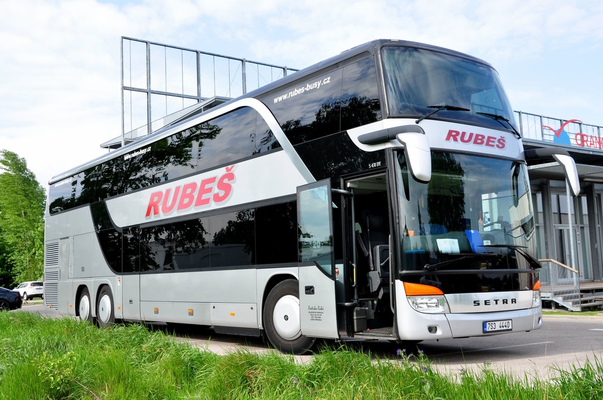 Setra 431 DT von Rubes aus der CZ in Krems gesehen.