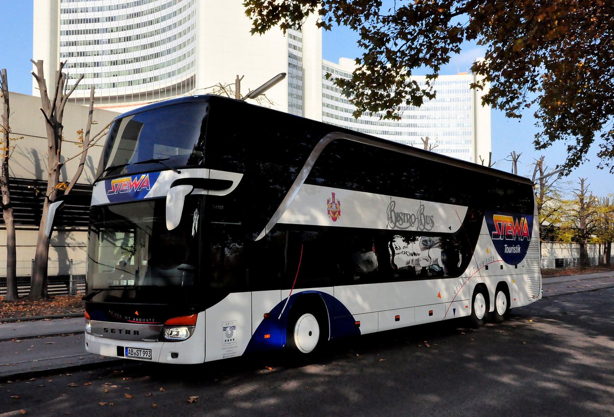 Setra 431 DT von STEWA Reisen aus der BRD in Wien bei der UNO City gesehen.