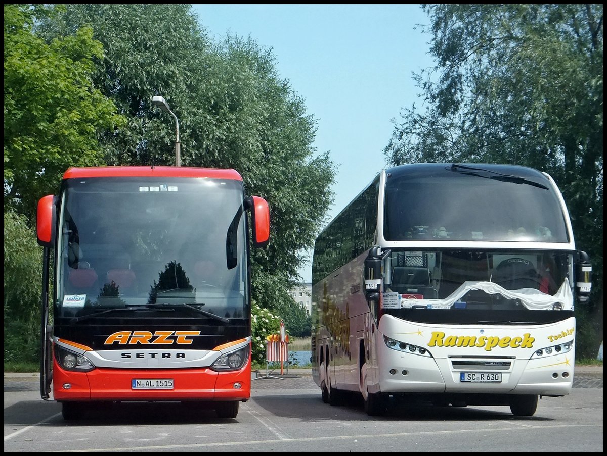 Setra 515 HD von Arzt aus Deutschland und Neoplan Cityliner von Ramspeck aus Deutschland in Stralsund.