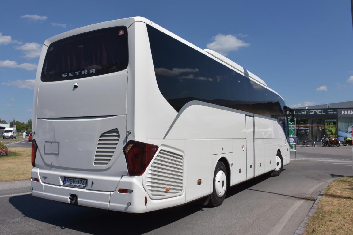 Setra 515 HD aus Ungarn (vermutlich Blaguss) 06/2017 in Krems.