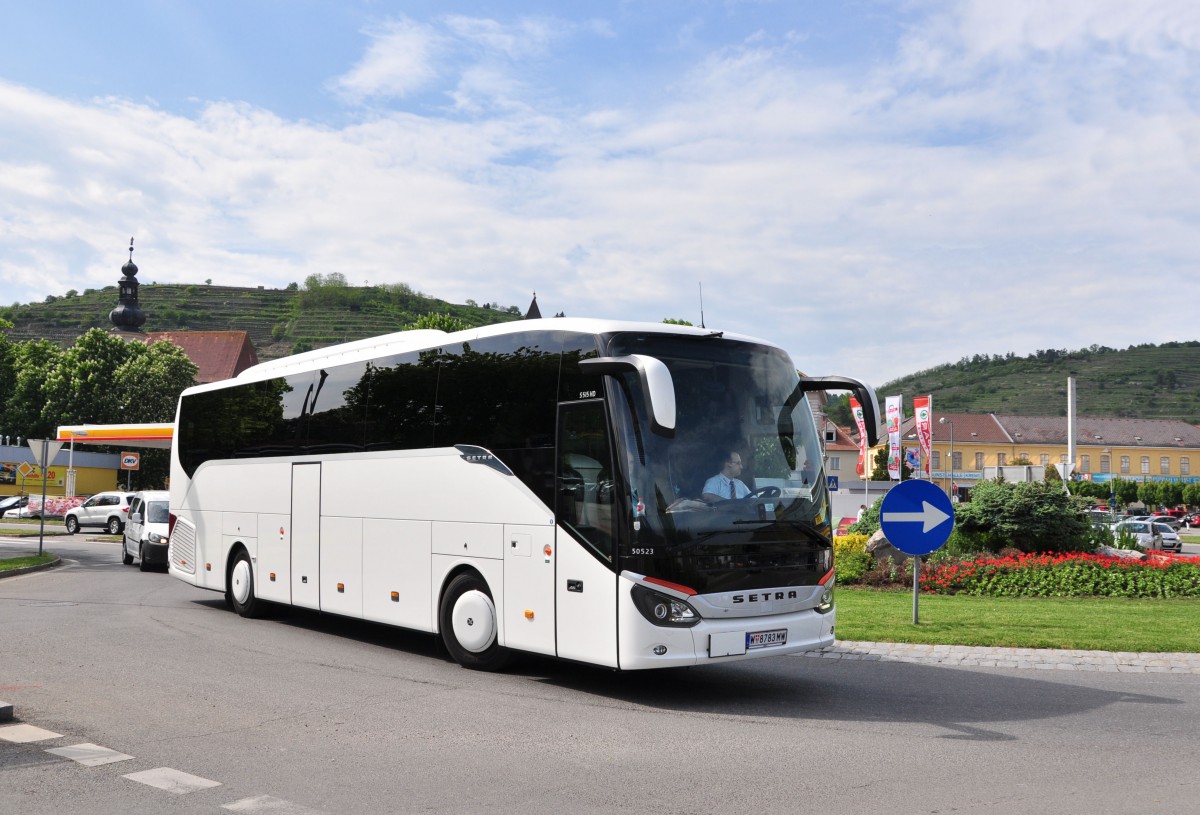 Setra 515 HD aus Wien am 8.5.2015 in Krems unterwegs.