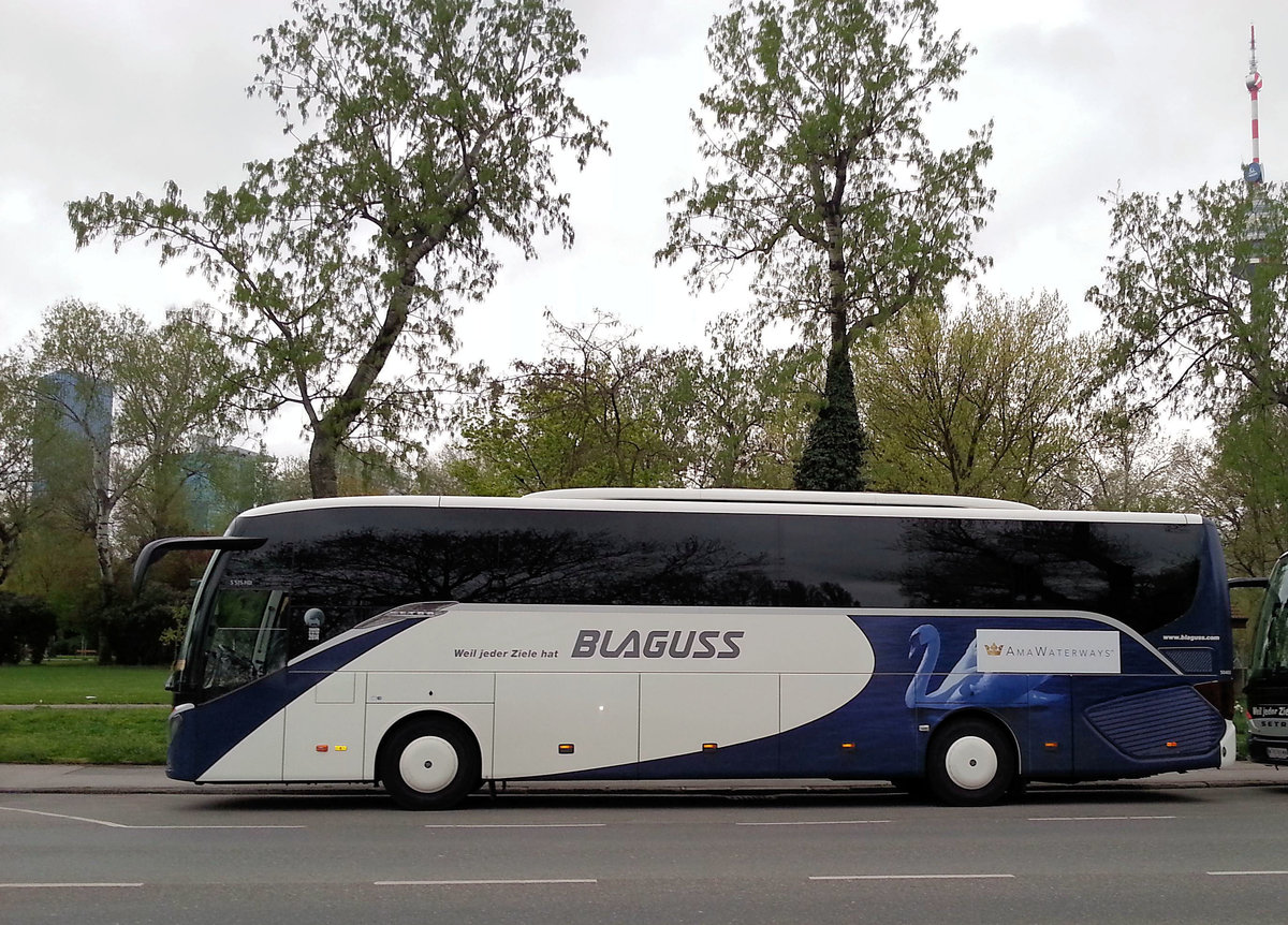 Setra 515 HD von Blaguss-Ama Waterways Reisen in Wien beim Donauturm gesehen.