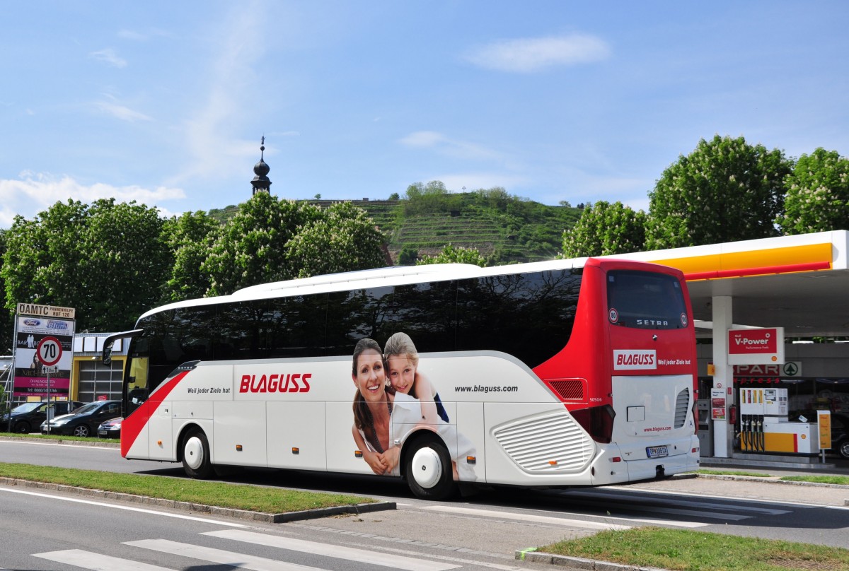 Setra 515 HD von Blaguss aus sterreich am 8.5.2015 in Krems unterwegs.