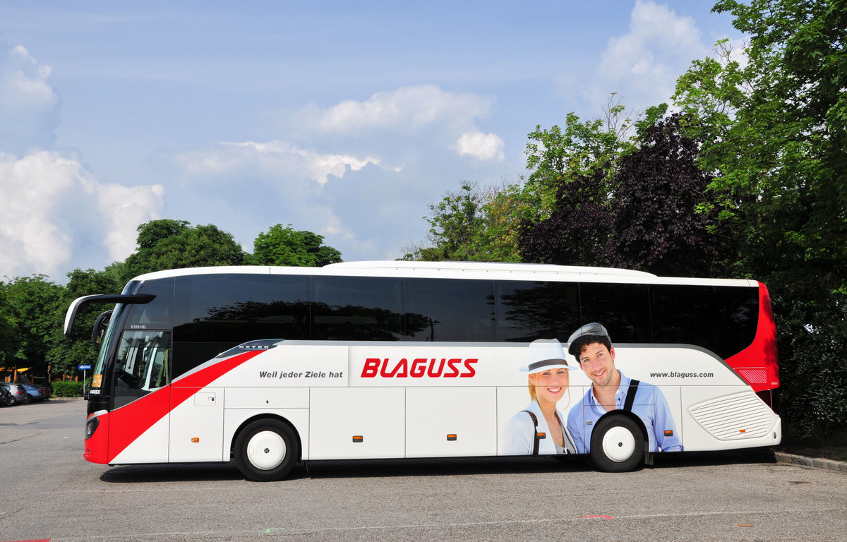 Setra 515 HD von Blaguss aus Wien in Krems gesehen.