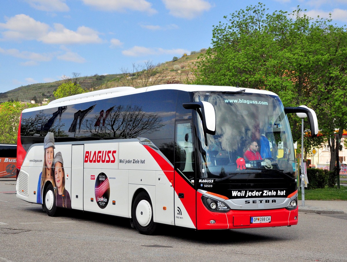 Setra 515 HD von Blaguss Reisen aus Wien im April 2015 in Krems.