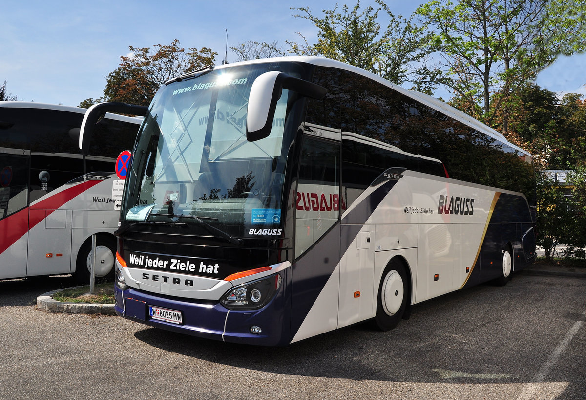 Setra 515 HD von Blaguss Reisen aus Wien in Krems gesehen.