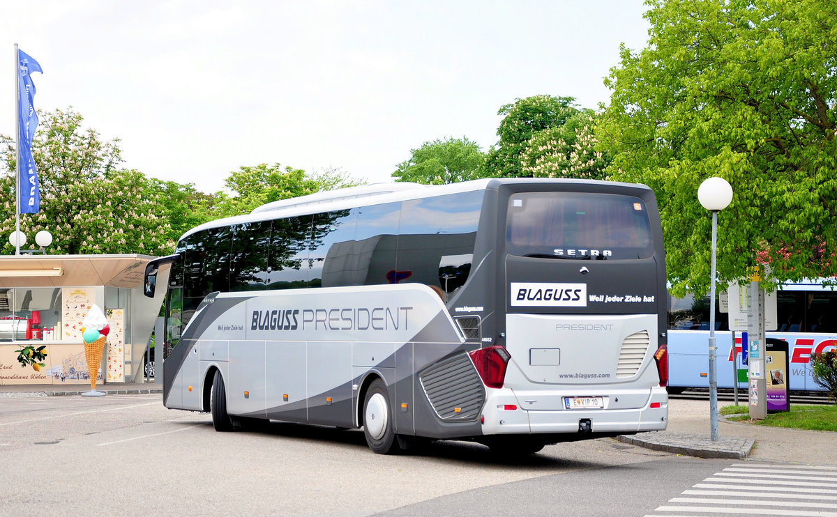 Setra 515 HD von Blaguss Reisen aus Wien in Krems gesehen.