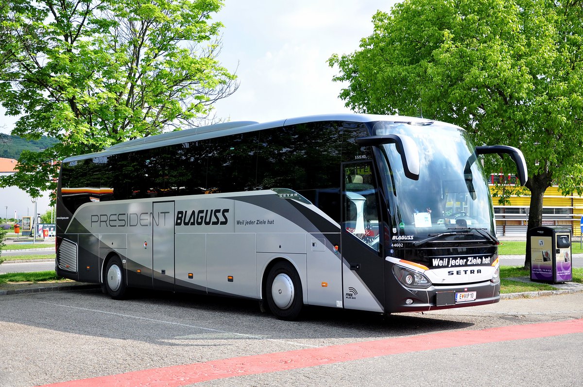 Setra 515 HD von Blaguss Reisen aus Wien in Krems gesehen.