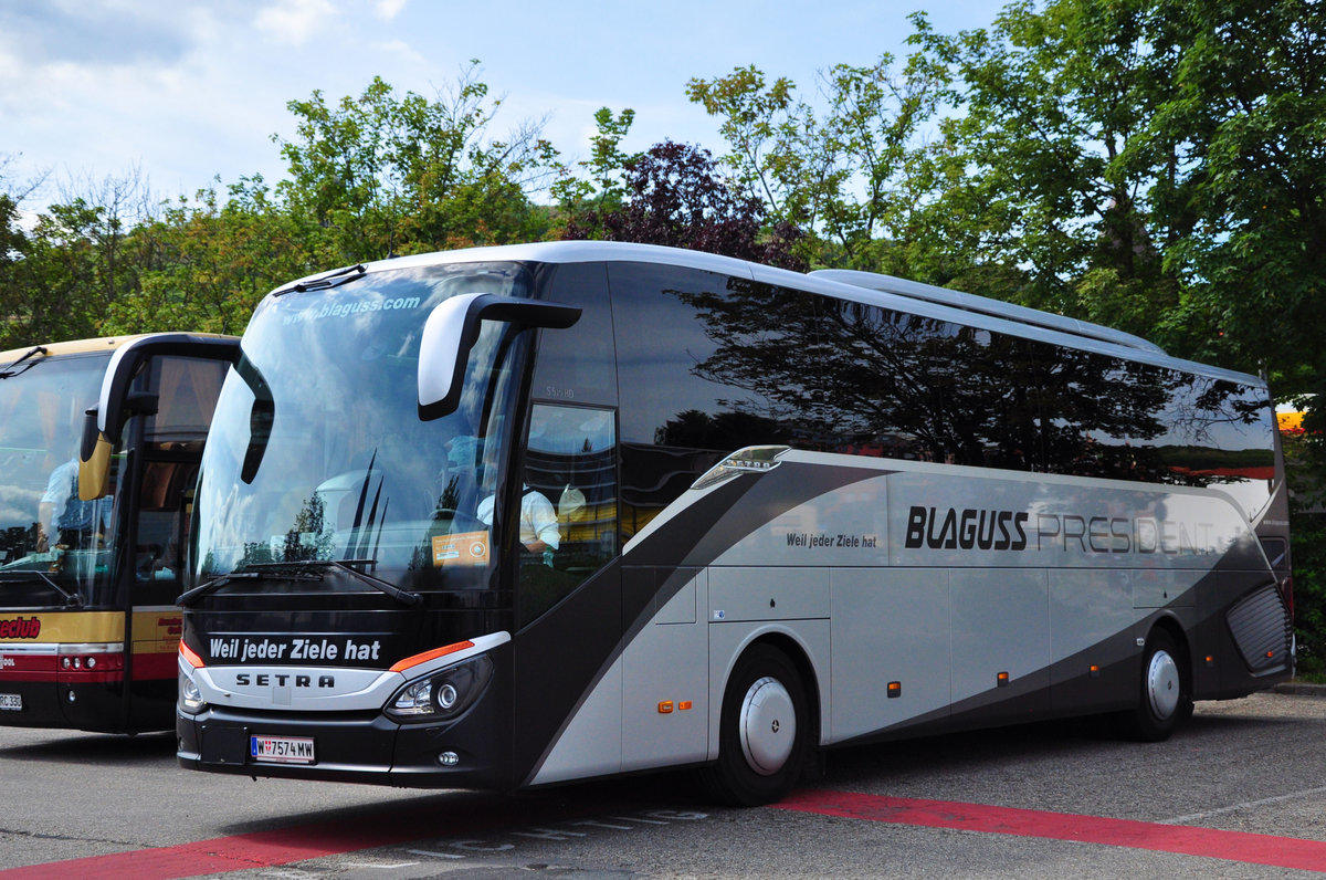 Setra 515 HD von Blaguss Reisen aus Wien in Krems gesehen.