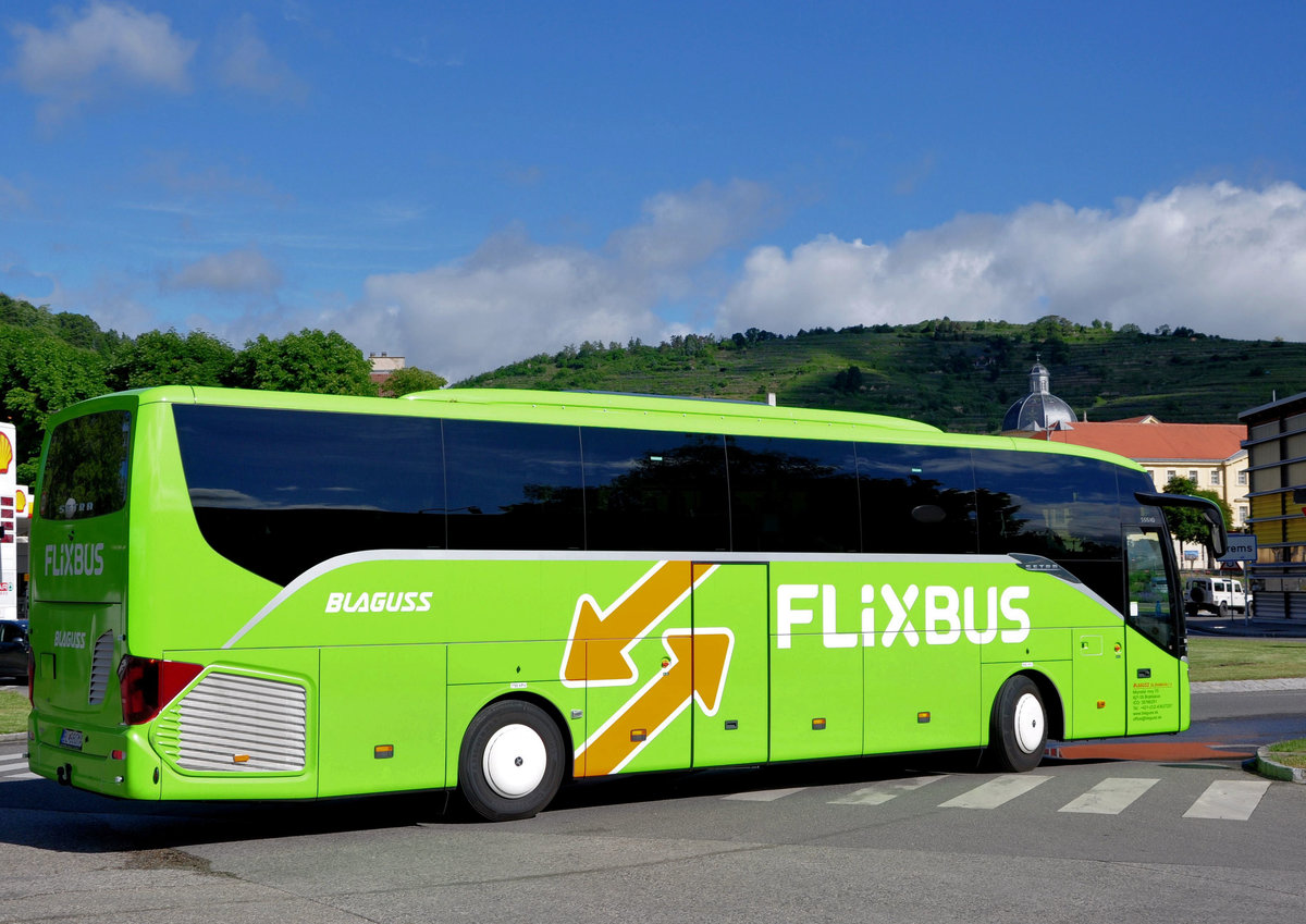 Setra 515 HD von Blaguss/SK Flixbus in Krems unterwegs.