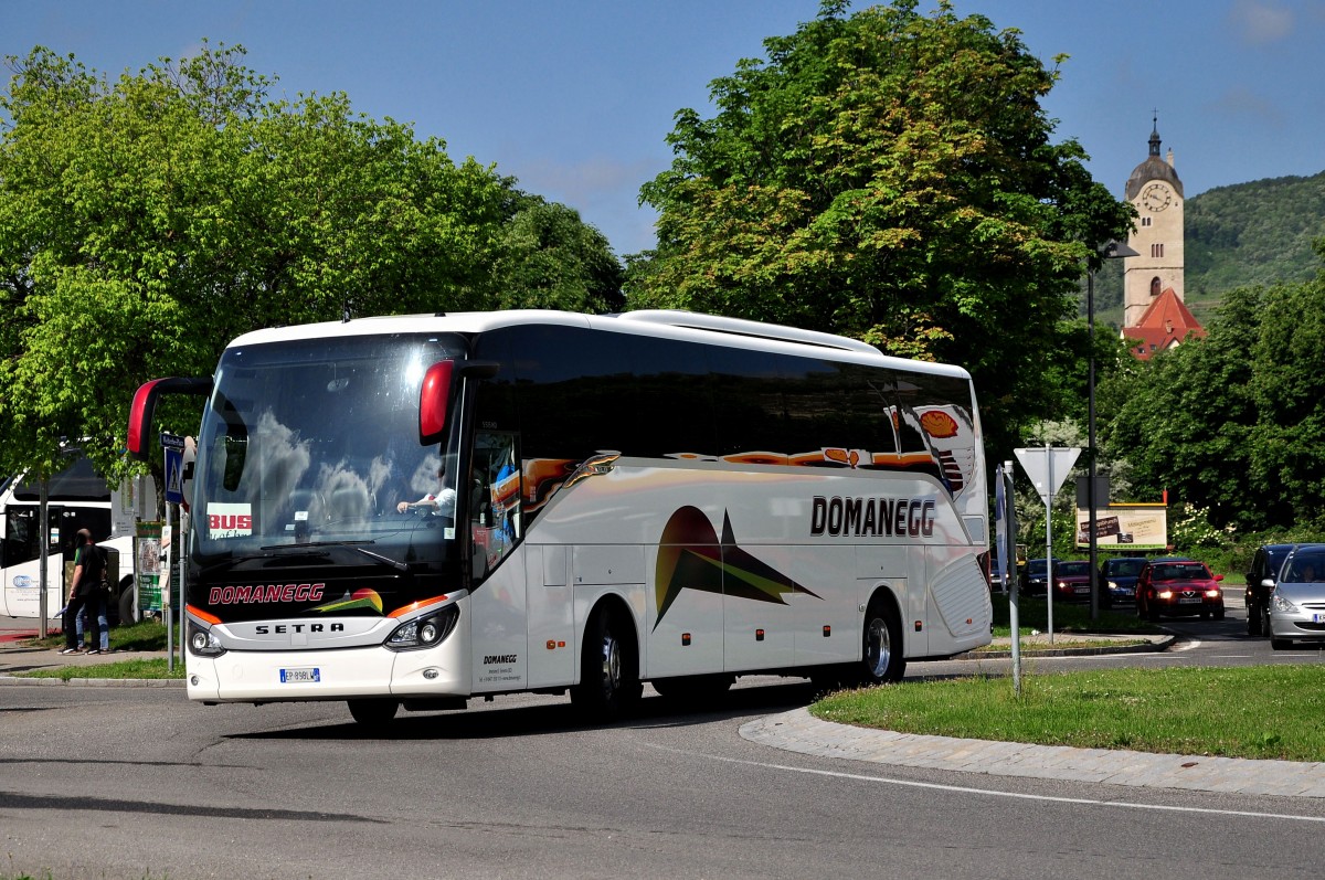 Setra 515 HD von Domaneg Reisen aus Italien am 24. Mai 2014 in Krems unterwegs.